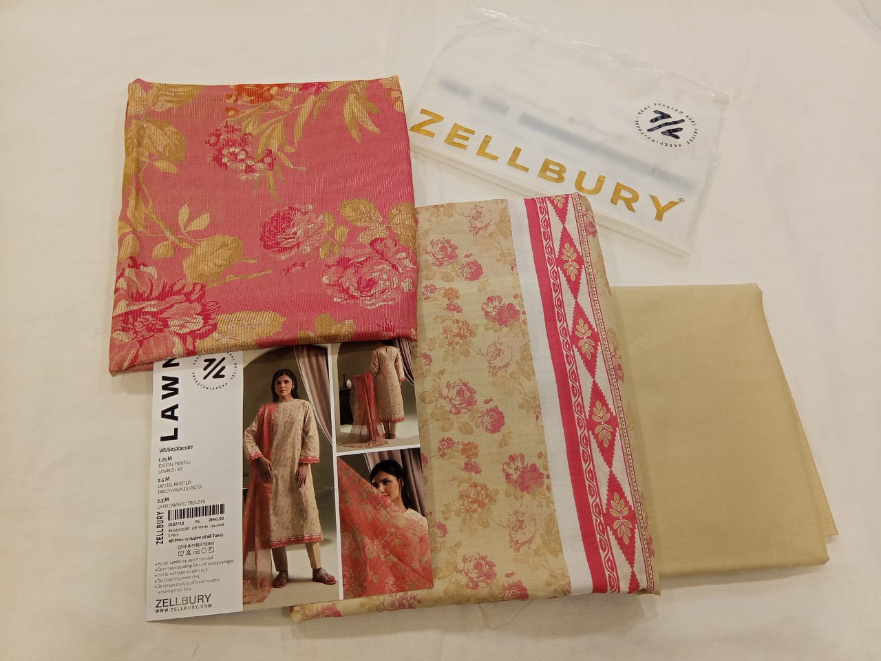 Off White Zellbury 3pc Unstitched Lawn Suit – Stylish Pakistani Lawn Outfit 2025