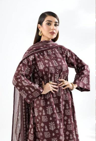 A model wearing the Nishat 3pc Unstitched Doriya Lawn Maroon suit