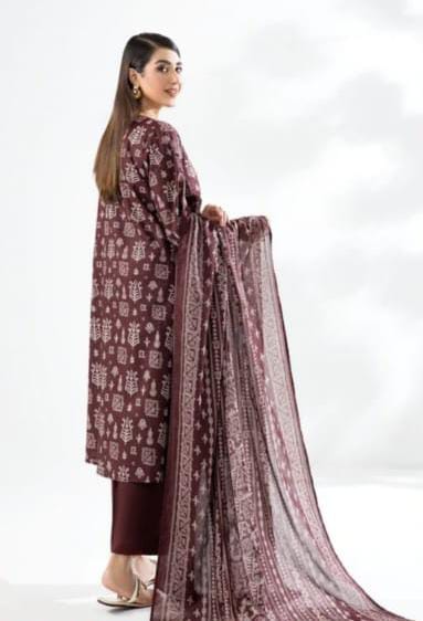 A model wearing the Nishat 3pc Unstitched Doriya Lawn Maroon suit