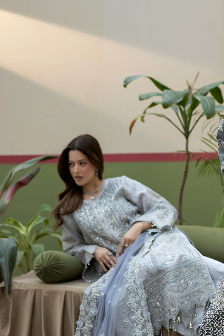 shot of the Imrozia Safiyaan Organza Pearl White replica