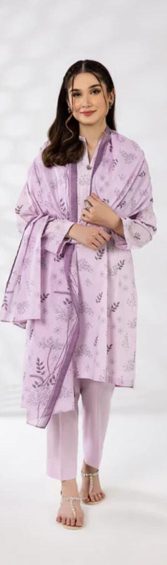 A model wearing the Nishat 3pc Unstitched Doriya Lawn Light Pink suit