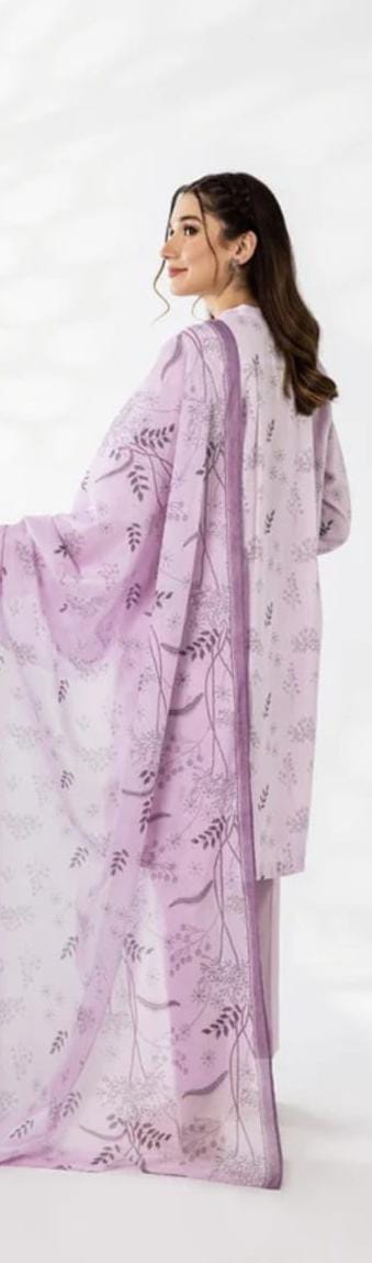 A model wearing the Nishat 3pc Unstitched Doriya Lawn Light Pink suit