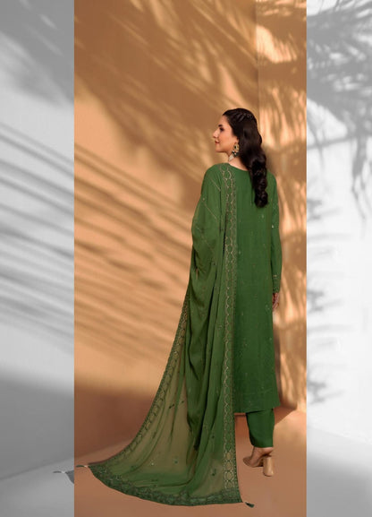 Green Iconic Rujhan Luxury Cotton 3pc suit worn by model highlighting the luxury chiffon dupatta.