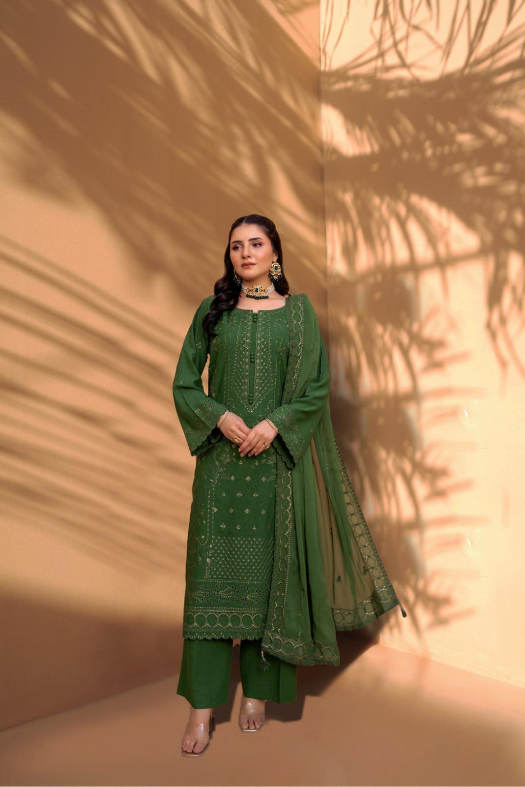 Green Iconic Rujhan Luxury Cotton 3pc suit worn by model highlighting the luxury chiffon dupatta.